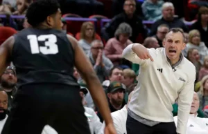 Eco-friendly Bay HC Doug Gottlieb memimpin dengan kata-kata kasar setelah kekalahan di Milwaukee