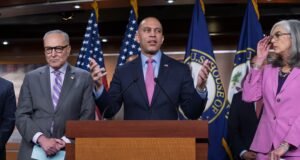 Apa yang perlu diketahui tentang perselisihan di Kongres mengenai pembatasan ICE, dan kemungkinan penutupan pemerintah lainnya