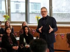 Pemerintah Inggris mengambil tindakan balik terhadap penundaan pemilihan badan lokal, Nigel Farage mengklaim kemenangan