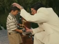 Bad Bunny menyerahkan Grammy-nya kepada anak laki-laki selama pertunjukan paruh waktu Super Bowl