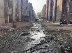 Ludhiana: Menghadapi luapan limbah, warga rumah susun rehabilitasi Giaspura melihat warna merah