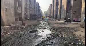 Ludhiana: Menghadapi luapan limbah, warga rumah susun rehabilitasi Giaspura melihat warna merah