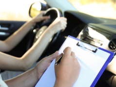 Florida menghilangkan tes mengemudi dalam bahasa Spanyol dan mewajibkan bahasa Inggris untuk semua lisensi