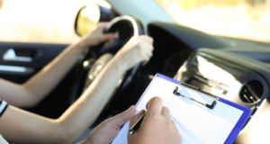 Florida menghilangkan tes mengemudi dalam bahasa Spanyol dan mewajibkan bahasa Inggris untuk semua lisensi