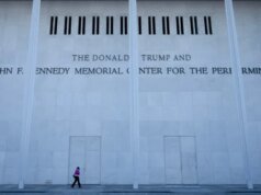 Spanduk besar yang menampilkan wajah Trump kini digantung di depan DOJ– The Mercury Information