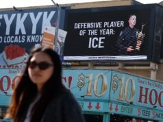 Signboard dengan pesan pro-ICE muncul di dekat lokasi Super Bowl LX