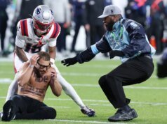 Penerima Lebar Patriots Kyle Williams Mengatasi Streaker Selama Super Bowl 60
