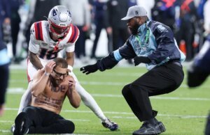 Penerima Lebar Patriots Kyle Williams Mengatasi Streaker Selama Super Bowl 60
