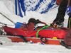 Jatuhnya berat dalam pelatihan salah satu favorit. Peselancar salju itu dibawa pergi dengan tandu