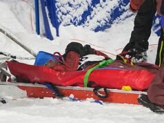 Jatuhnya berat dalam pelatihan salah satu favorit. Peselancar salju itu dibawa pergi dengan tandu