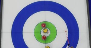 Para pengeriting meraih kemenangan pertama mereka melawan Korea di Olimpiade, kemudian kalah dari Swiss