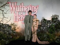 Margot Robbie Mengenakan Gaun Rambut Telanjang di London Wuthering Heights Premiere