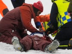 Snowboarder Olimpiade Musim Dingin meninggalkan lapangan dengan tandu setelah ‘kecelakaan berat’ saat latihan