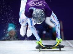 Bintang kerangka Ukraina mengenakan helm yang diacungkan bersama atlet yang tewas dalam perang Ukraina-Rusia di Olimpiade Musim Dingin