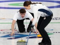 Para pengeriting mengalahkan peraih medali perak Norwegia, lalu kalah dari juara Italia