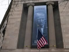 Wajah Trump di spanduk raksasa di Kantor Pusat Departemen Kehakiman; mantan kepala FBI berkata ‘menyebalkan melihatnya’