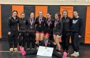 Siapa yang menonjol di final gulat putri SMA Distrik 10