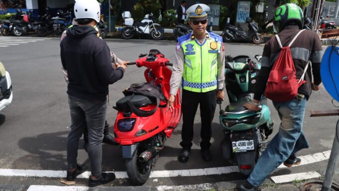 aparat-polresta-denpasar-melakukan-penindakan-sekaligus-eduk-om3d.jpg