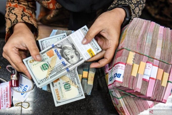 arsip-foto-petugas-menyusun-uang-pecahan-dolar-as-dan-rupiah-dwrt.jpg