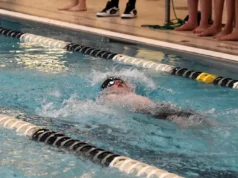 Bagian 4 renang & menyelam putra: Corning, ME, WG/OM mengklaim gelar