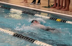 Bagian 4 renang & menyelam putra: Corning, ME, WG/OM mengklaim gelar