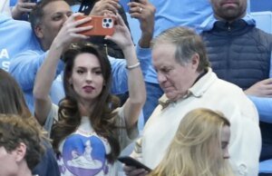 Pacar Bill Belichick Mengenakan Kemeja yang Diikat ke Patung Prostitusi Robert Kraft