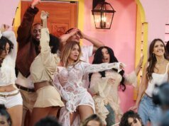 Cardi B Memamerkan Lekuk Tubuhnya dalam Gaun Telanjang Saat Cameo Paruh Waktu Super Bowl LX