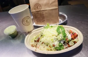 Chief executive officer Chipotle melakukan perlawanan setelah keributan online mengenai pelanggan kayanya