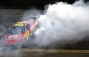 Belum pernah terjadi sebelumnya: Bagaimana setiap tiga lahan gambut Daytona 500 tergelincir
