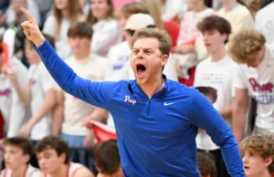 Pelatih bola basket putra MRA Richard Duease memenangkan gelar negara bagian ke- 42 di musim terakhir