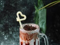Untuk yang belum berpengalaman: cara membuat milkshake buatan sendiri dalam beberapa menit seperti yang ada di kafe