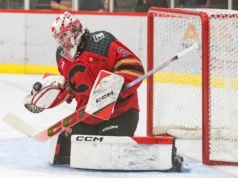 Penjaga Gawang Joshua Ravensbergen & Ethan McCallum Jatuhkan Sarung Tangan Di WHL