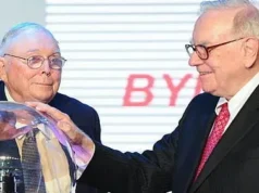 Charlie Munger pernah berkata bahwa para pefinfluencer ‘sengaja menyesatkan Anda’– inilah rencana pengembangan kekayaan yang dia rekomendasikan