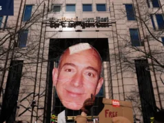 Staf memprotes PHK brutal yang dilakukan Jeff Bezos