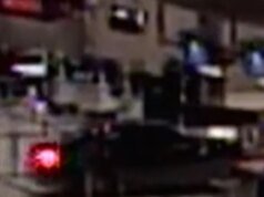 Video menunjukkan sebuah mobil menabrak bandara Detroit