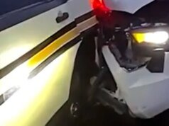 Polisi hampir terjepit setelah mobilnya ditabrak di jalan raya