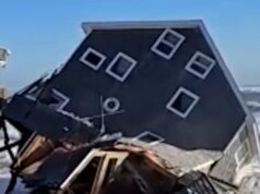 Rumah di North Carolina runtuh di tengah air pasang