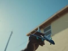 Tiga Pertunjukan Menonjol Memimpin Kisah Masa Depan yang Lembut dan Menawan Ini