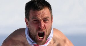 Karl dari Austria merayakan kemenangan sepersekian detik dengan bertelanjang dada