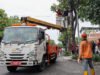 Satpol PP Surabaya Tertibkan Kabel FO yang Tak Berizin dan Ganggu Estetika