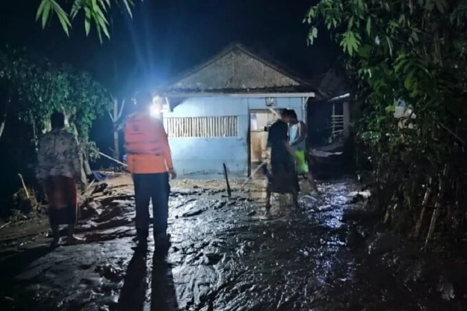 trc-bpbd-jember-bergerak-cepat-menangangi-banjir-bandang-yan-mndk.jpg